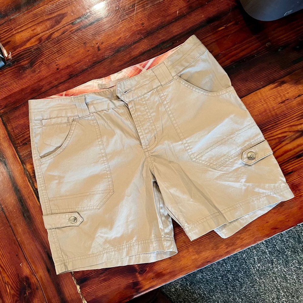 Columbia Women's shorts plaid waistband and 5 inch inseam length